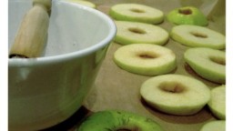 Recepta de cuina de Postre de pomes amb avellanes i pa sofregit